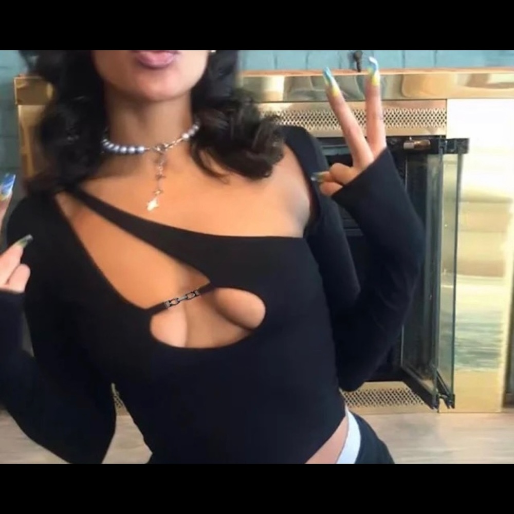 Black unique Top - Picture 3 of 3